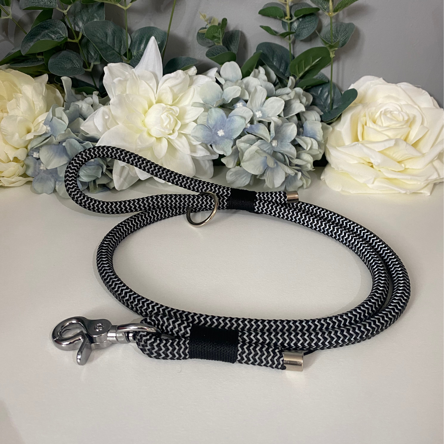 Reflective Black And White Paracord Lead